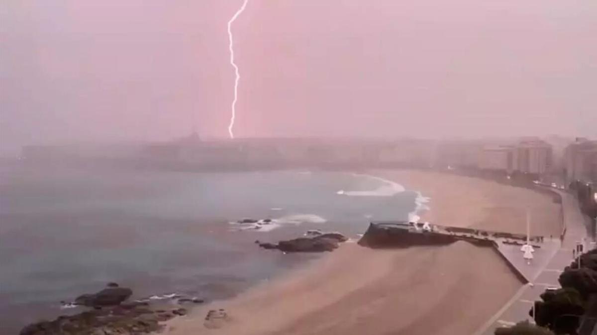 Mal tiempo. Temporal. Tormenta eléctrica en la cosa. En imagen un rayo impacta cerca de la Torre de Hércules de A Coruña