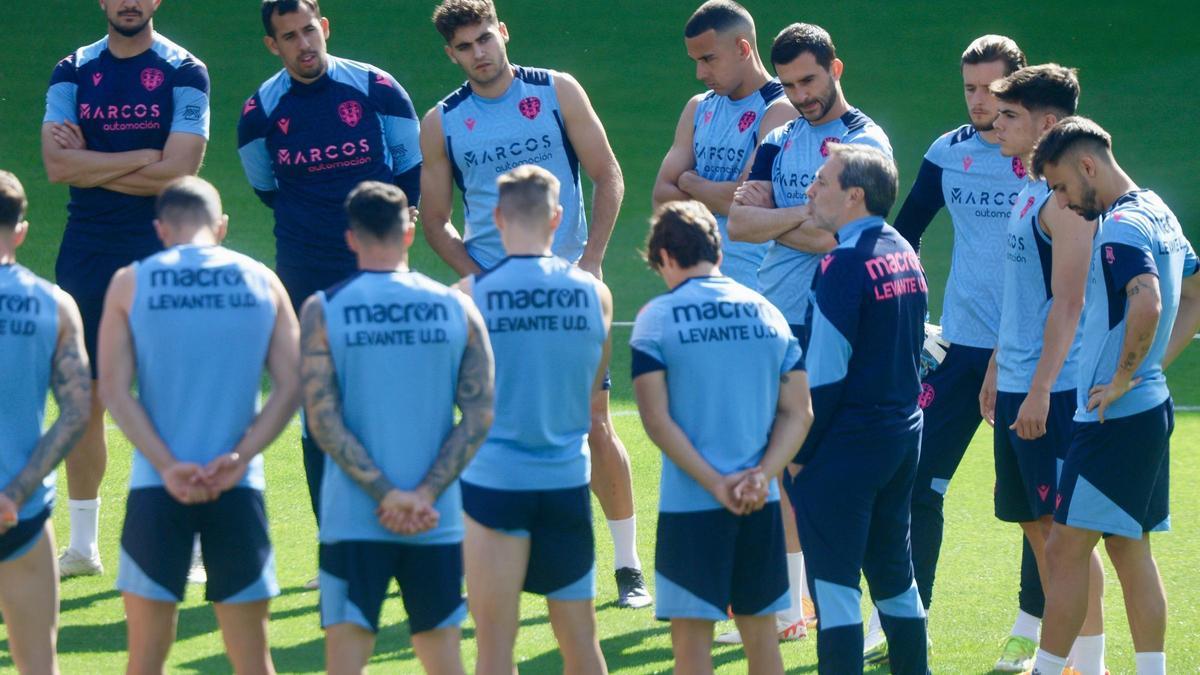 El equipo, ante a las órdenes de Miñambres en una charla técnica