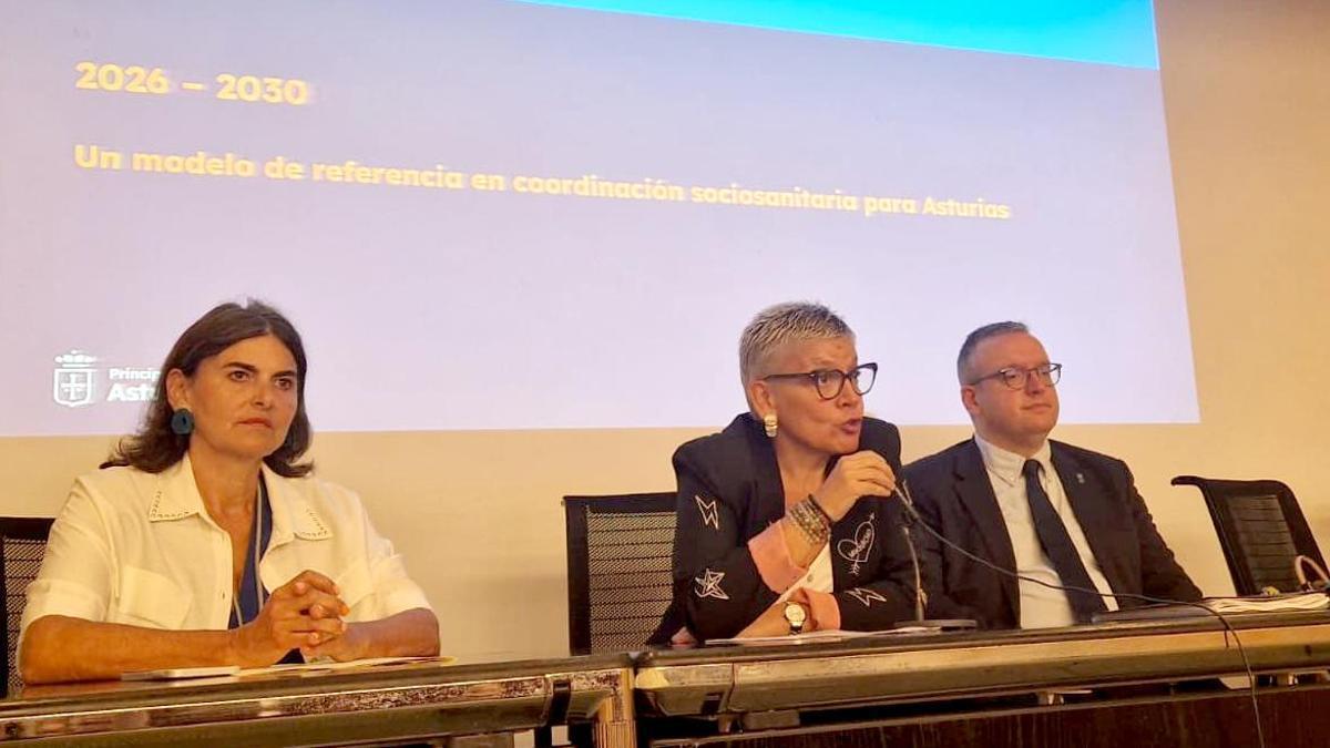 De izquierda a derecha, la directora general de Cuidados y Coordinación Sociosanitaria, Rocío Allande; la consejera de Salud, Conchita Saavedra; y el director general de Innovación y Cambio Social, José Antonio Garmón.