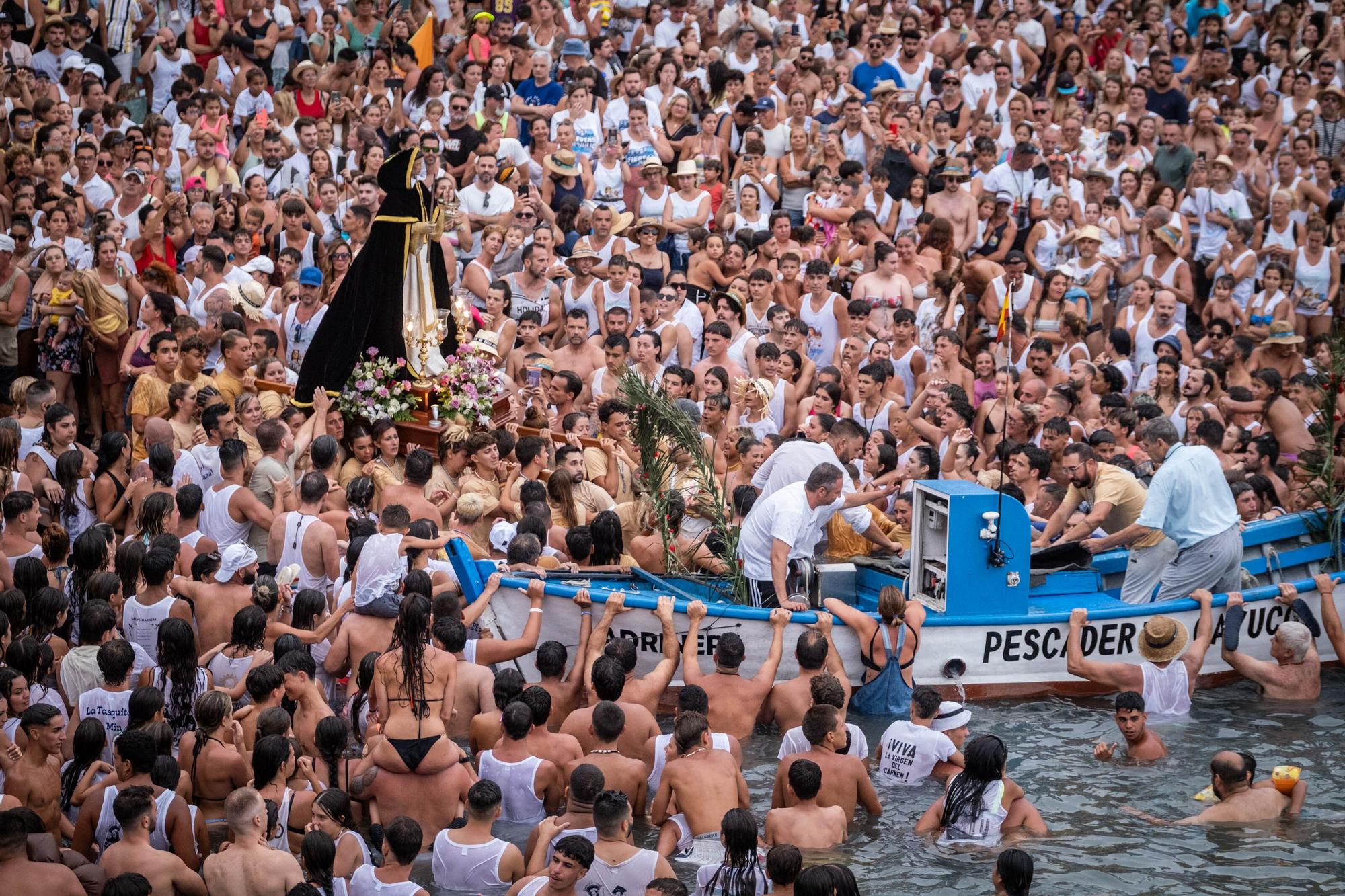 Puerto de la Cruz celebra la embarcación de la Virgen del Carmen