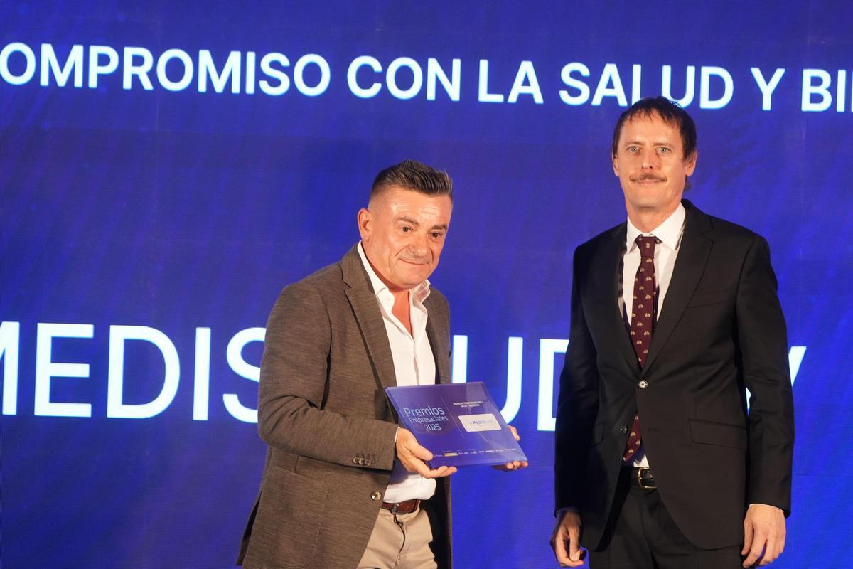 Paco Aguilera Muro, CEO i fundador de Medisalud TV, va ser l’encarregat de recollir el premi que va entregar Iván Abanades, soci de Thinking Heads