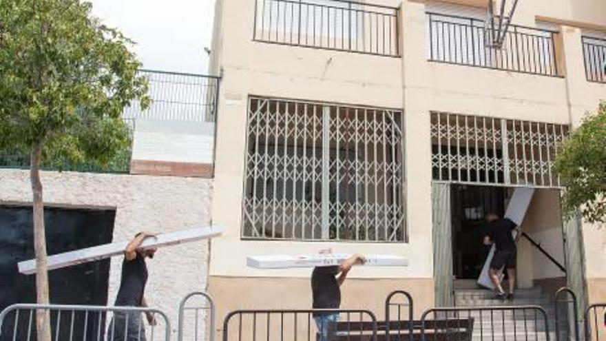 Operarios llevan a cabo arreglos en los colegios Eusebio Sempere y Virgen del Remedio para el inicio del curso.