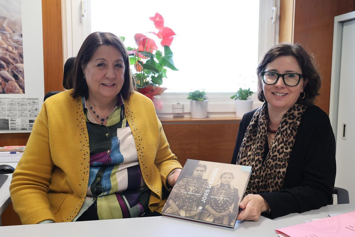 Lina Sansano y Susana Cardona, con un ejemplar del libro 'Joies d'Eivissa'.