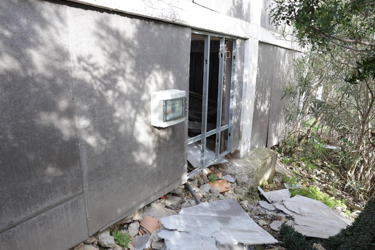 Una apertura en una pared del restaurante.