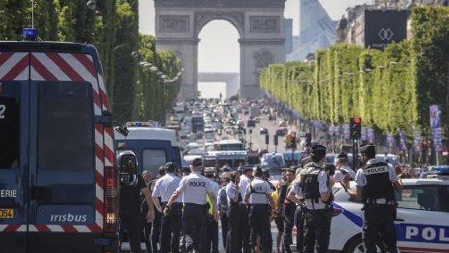 París registra un atemptat contra un vehicle policial als camps Elisis