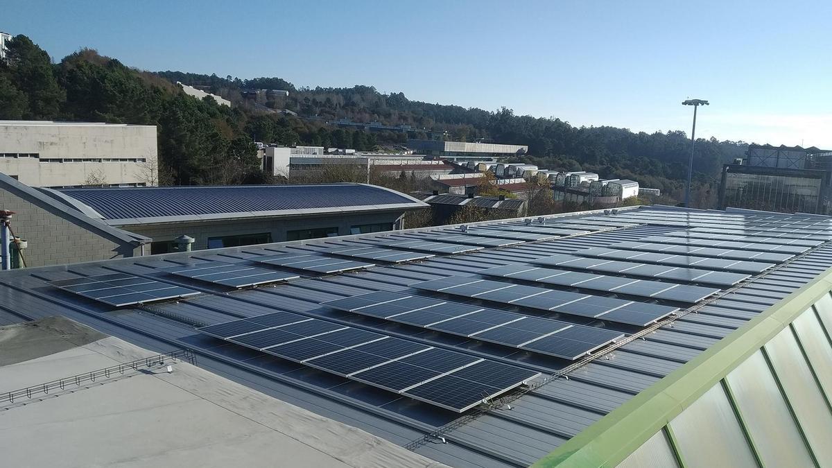 Paneles fotovoltaicos en la Escuela de Ingeniería Industrial, en As Lagoas-Marcosende.