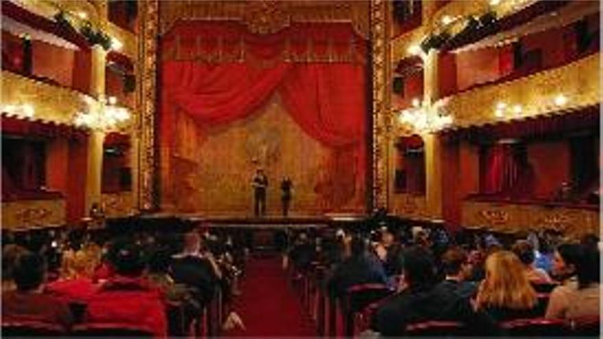 Un moment de la recepció al Teatre Municipal de Girona.