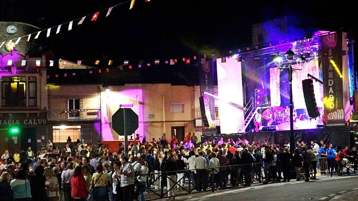 Celebración de una verbena en Alcañices durante las fiestas patronales de 2017. | Ch. S.