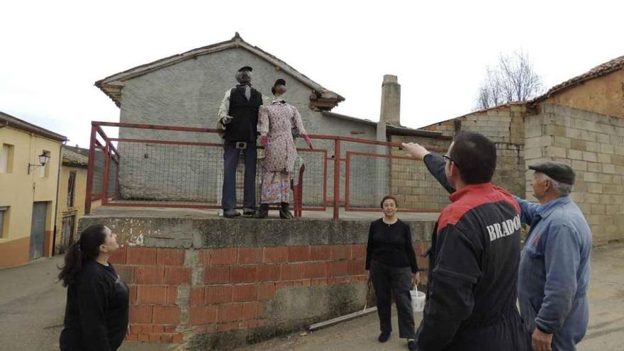 Vecinos de Congosta observando el mayo.