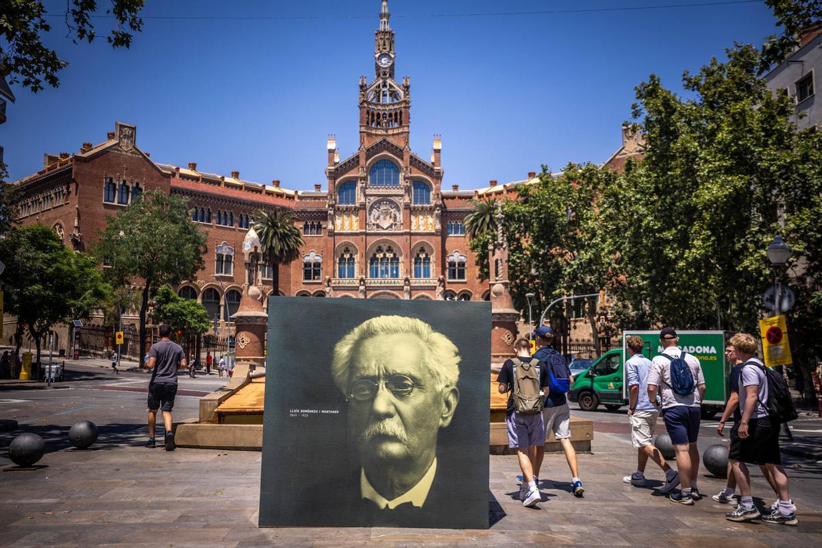 El retrato de Lluís Domènech i Montaner, con la silueta del hospital modernista a sus espaldas.