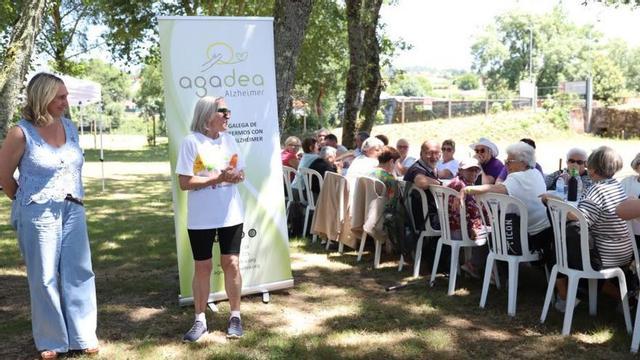 Amalia Goldar e Mª Isabel Gey con parte de los participantes. |