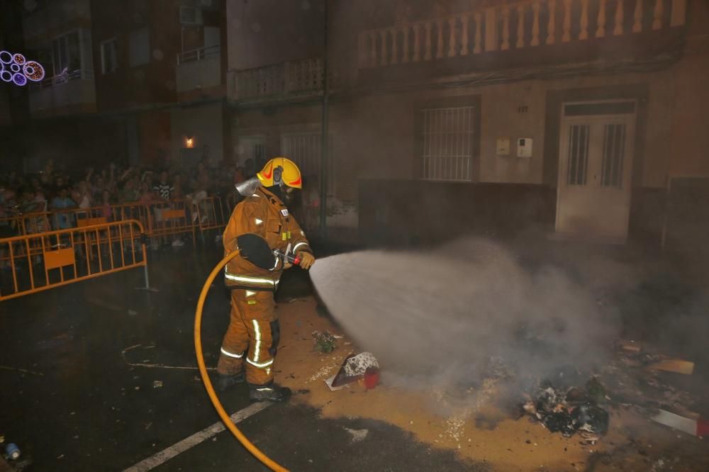 Cientos de personas, la mayoría adolescentes que quisieron disfrutar de la "cremá" y posterior "bañá" de los bomberos, se acercaron al barrio del Calvario para ver arder su hoguera