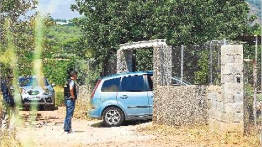 El asesino confeso saliendo de su chalé el domingo después de que le intervinieran el arma.