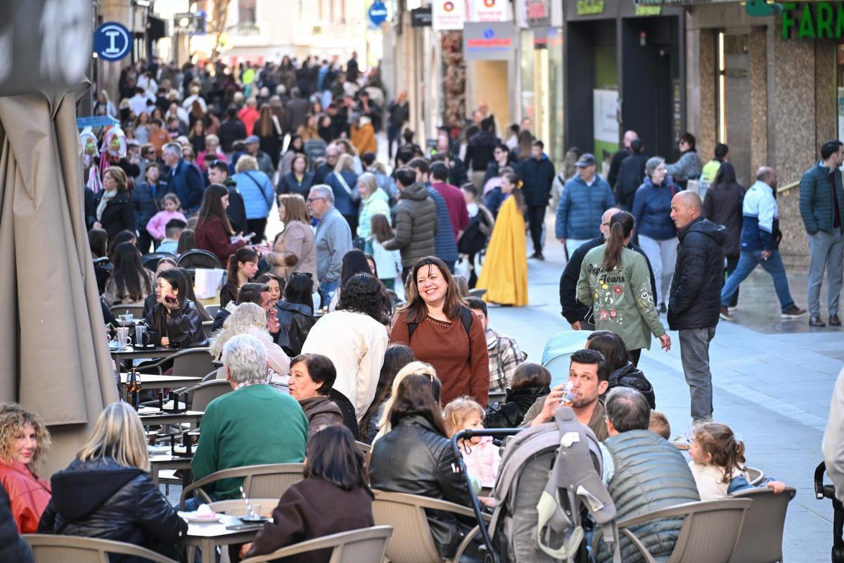 Turistas transitando esta Semana Santa por las calles de Elche.
