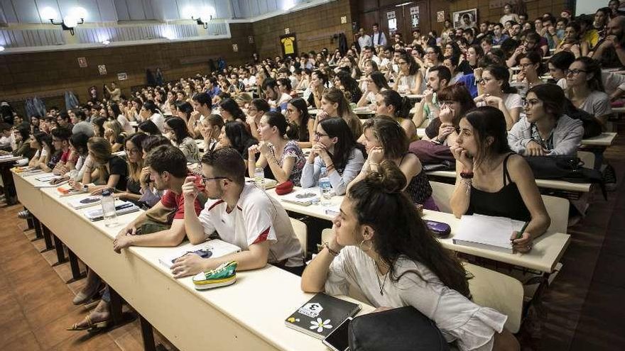 Alumnos de la Academia MIR de Oviedo, durante una sesión.