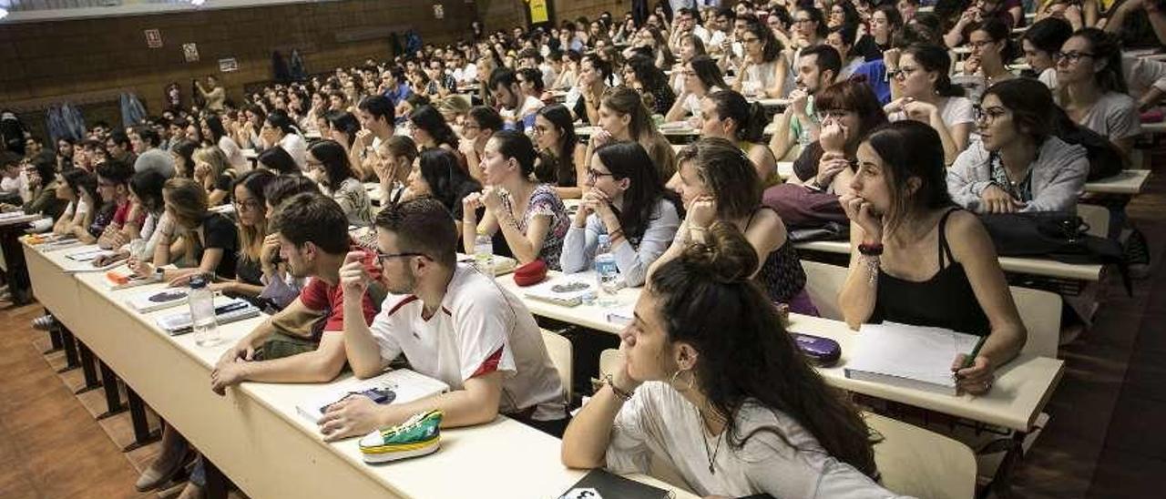 Alumnos de la Academia MIR de Oviedo, durante una sesión.