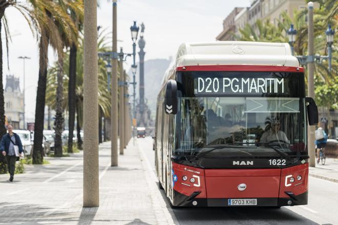Una pedrada rompe la puerta de un bus de la D20 en Barcelona y obliga a evacuar a los pasajeros