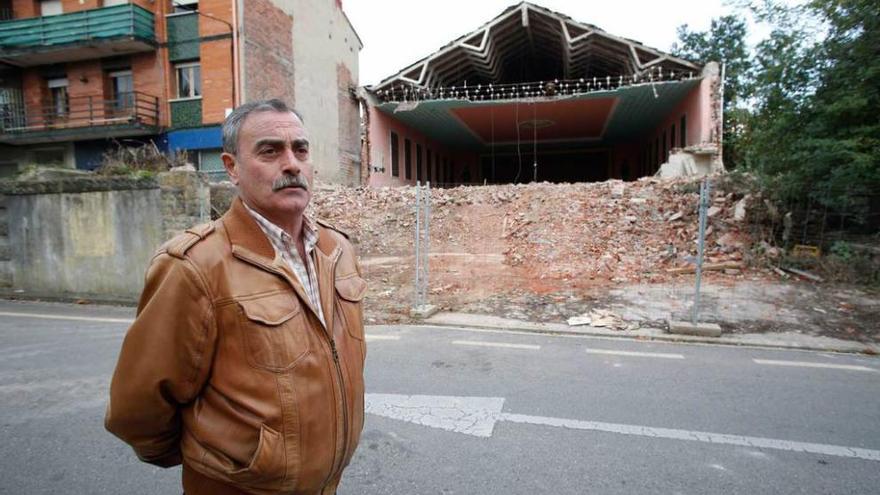 Félix Rodríguez Díaz, presidente de la asociación de Vecinos de Miranda, ayer, ante el cine Patagonia, cuyas obras de derribo comenzaron a finales de la semana pasada.