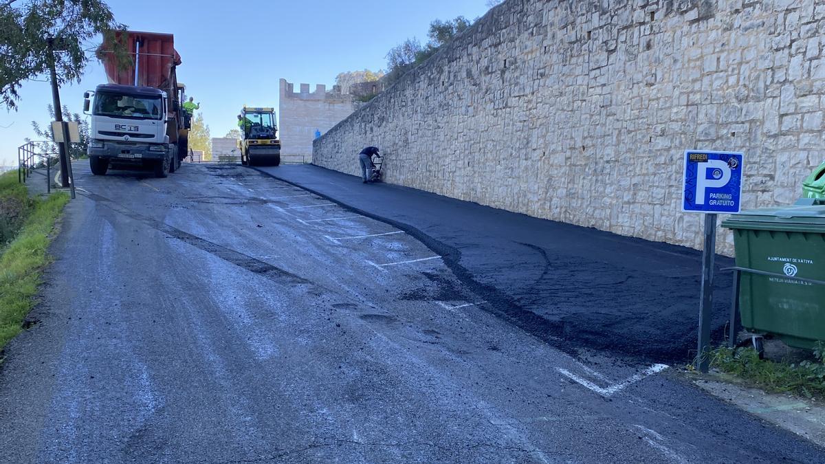 Obras de asfaltado en la carretera de acceso al castillo, ayer.