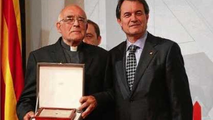 Mossèn Agustí Vila amb Artur Mas, el dia que el Pessebre Vivent va rebre la Creu de Sant Jordi, el 2011.