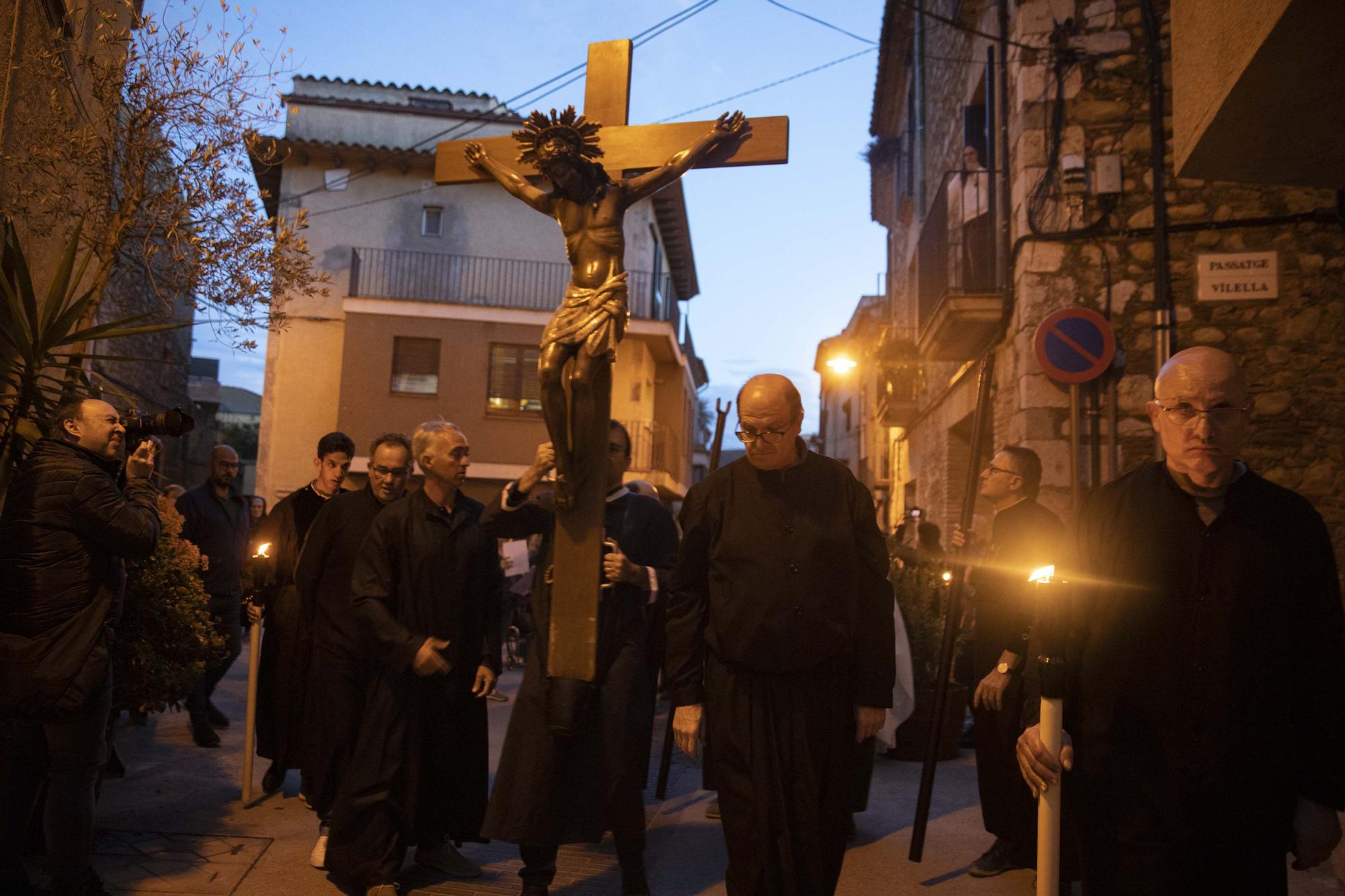 Peralada treu al Sant Crist Negre en processó invocant la pluja