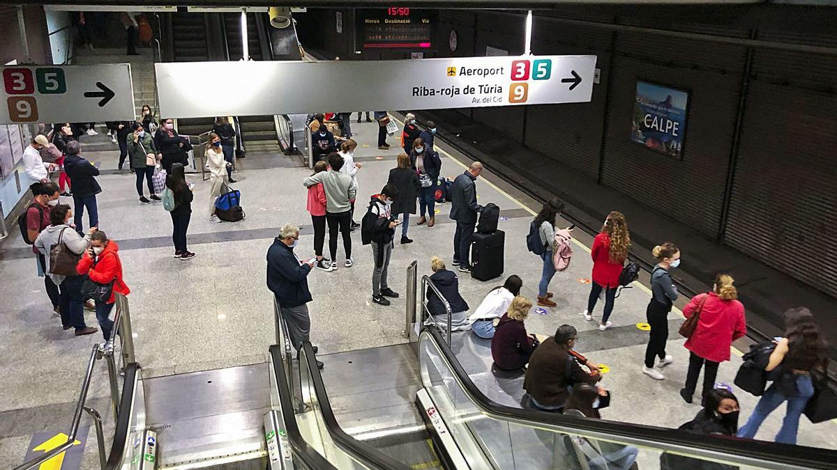 Estación de metro de la línea que conecta València con el aeropuerto. | GERMÁN CABALLERO