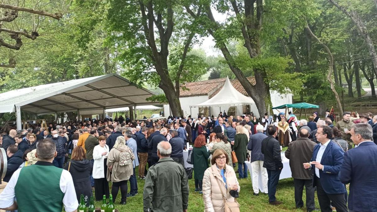 Ambiente en el prau de San Roque durante el almuerzo celebrado tras la misa. | S. Arias