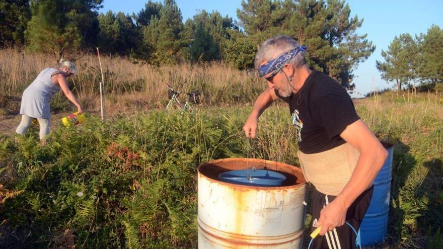 Nito Dios recoge agua de un depósito situado en el monte.   | // NP 