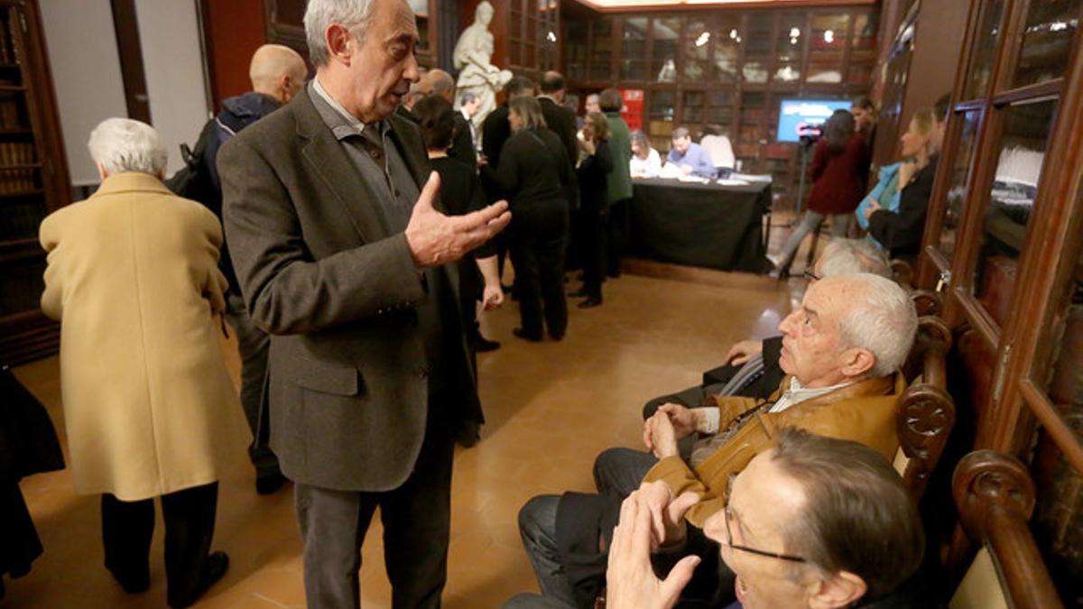 Jordi Casassas habla con socios del Ateneu durante la jornada de votación, ayer.