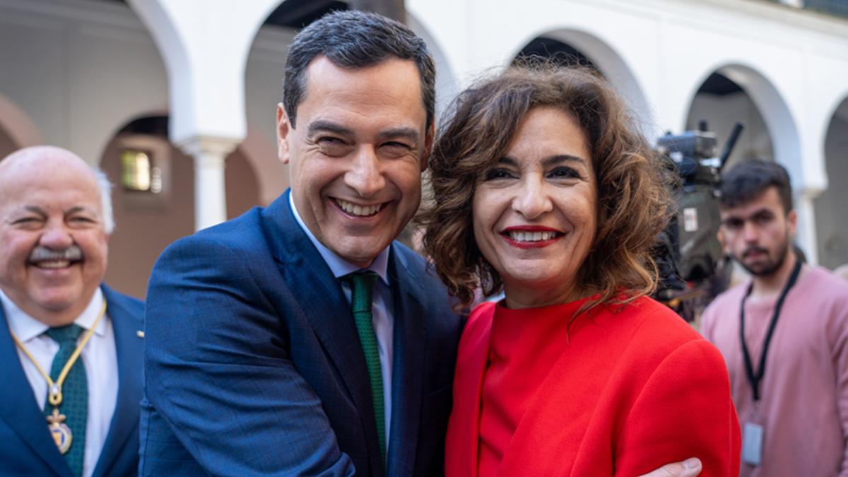 La vicepresidenta primera del Gobierno y ministra de Hacienda, María Jesús Montero saluda al presidente de la junta de Andalucía, Juanma Moreno.