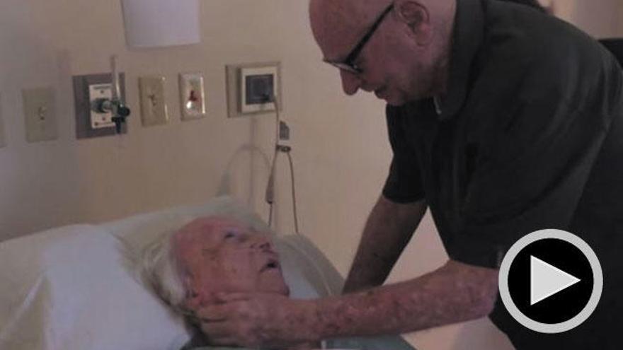 Emocionante serenata de amor de un anciano a su mujer enferma