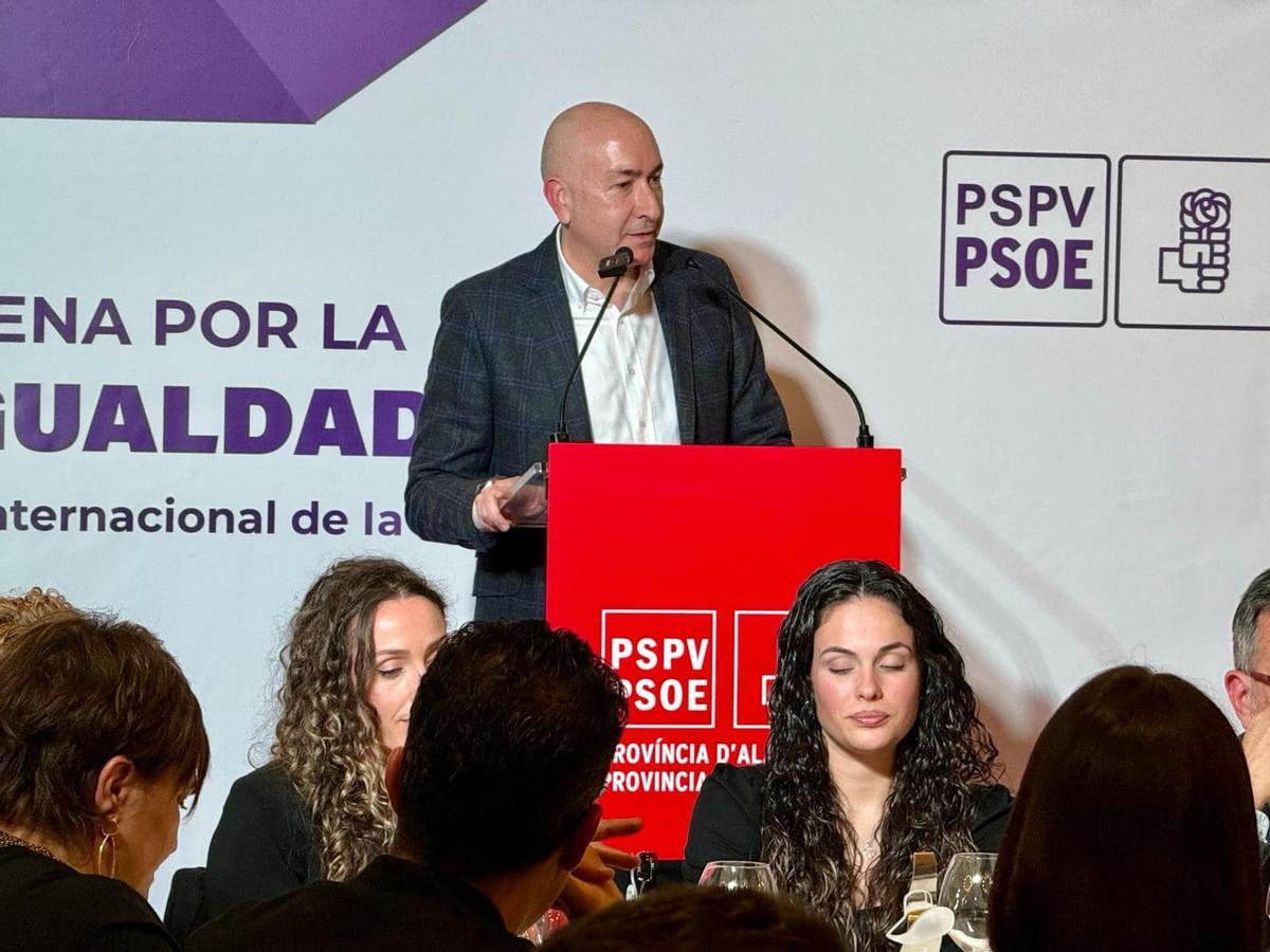 Alejandro Soler en un momento de la cena por la Igualdad del PSOE de Elche este sábado