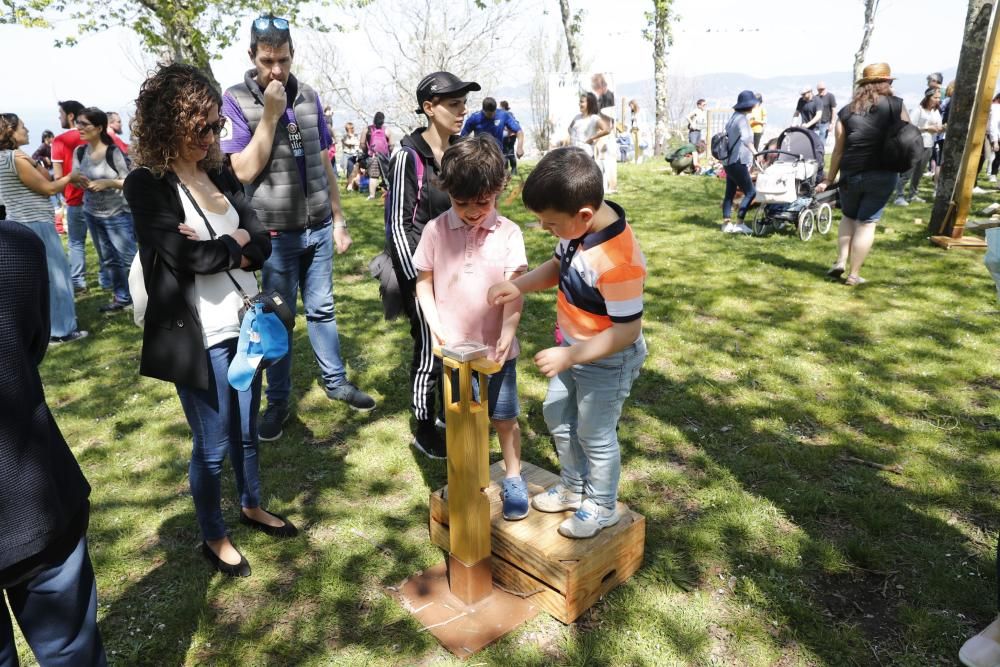 Numerosas familias participan en la Festa Miudiña en Monte dos Pozos, cita que realza el entretenimiento tradicional: sin cables ni teclas ni pantallas.