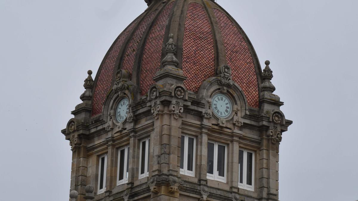 Reloj del Palacio Municipal, en la plaza de María Pita.