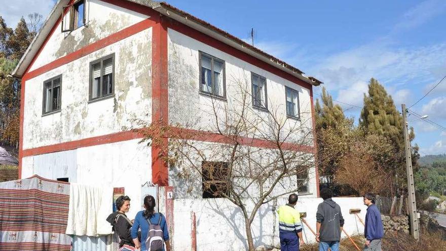 La casa de la familia de Pazos de Borbén afectada por el fuego. // Fdv