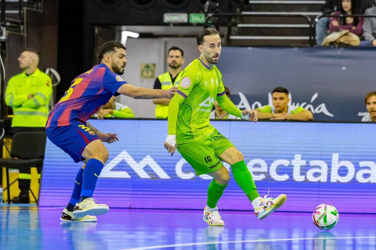 Rivillos pasa el balón ante la presión de Matheus.