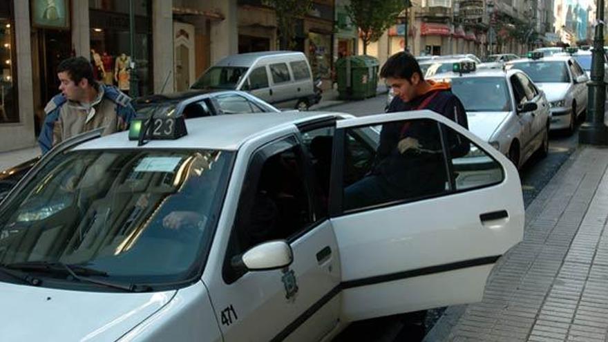Un joven se sube a un taxi en una parada de la ciudad.  // Jesús De Arcos