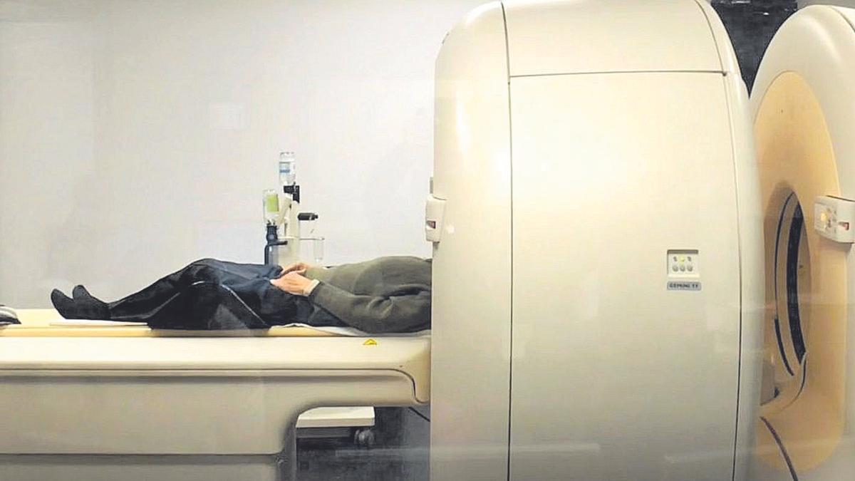 Un paciente se somete a la prueba de la máquina PET - TAC del Hospital del Vinalopó