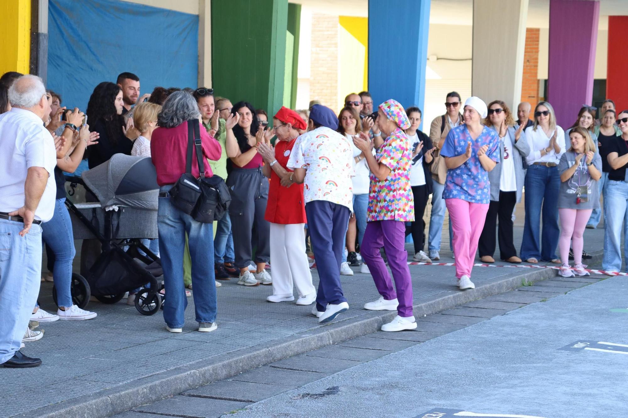 El homenaje a Rosa Isorna Portugués, que se jubila a los 72 años después de 46 ejerciendo como cocinera y «segunda madre» en el CPI Progreso de Catoira.