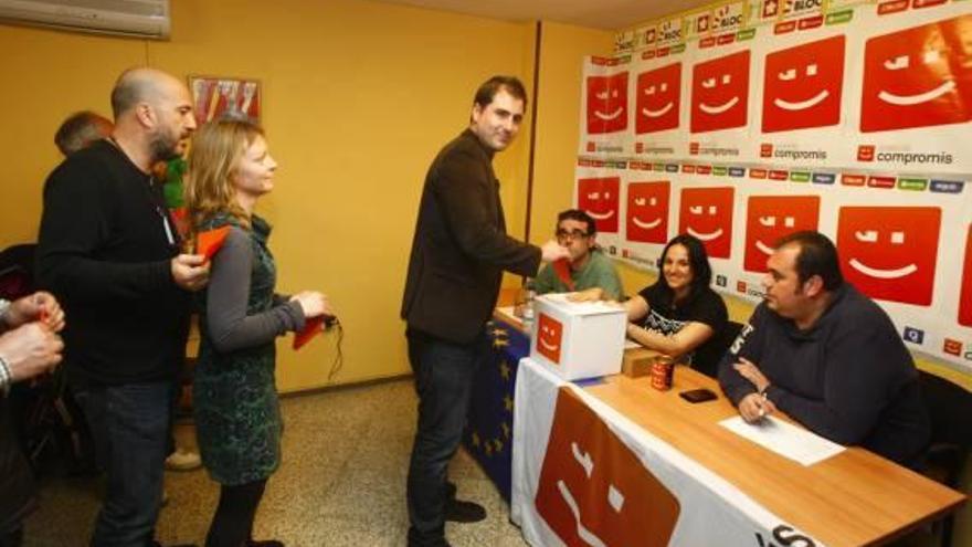 A la izquierda, un momento de la votación de Compromís en la sede de Alicante. A la derecha, el ganador junto a Morera y Mónica Oltra.