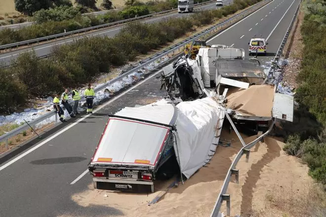 Aparatoso accidente entre dos camiones en el Cruce de las Herrerías