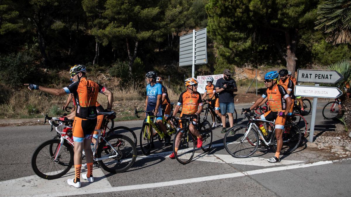 Integrantes del Club Ciclista Rubí homenajean a sus dos compañeros fallecidos en el atropello mortal de Castellbisbal