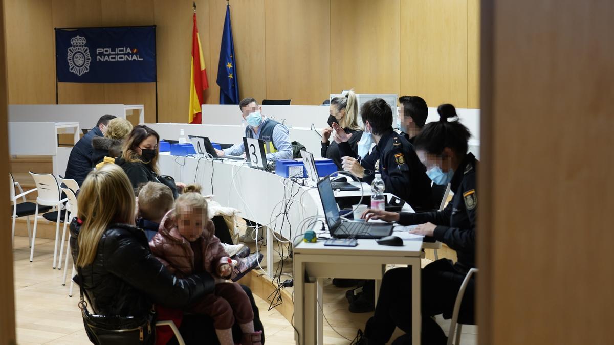 Agentes de la Policía tramitan documentación a refugiados ucranianos en Pozuelo (Madrid) Marzo 2022