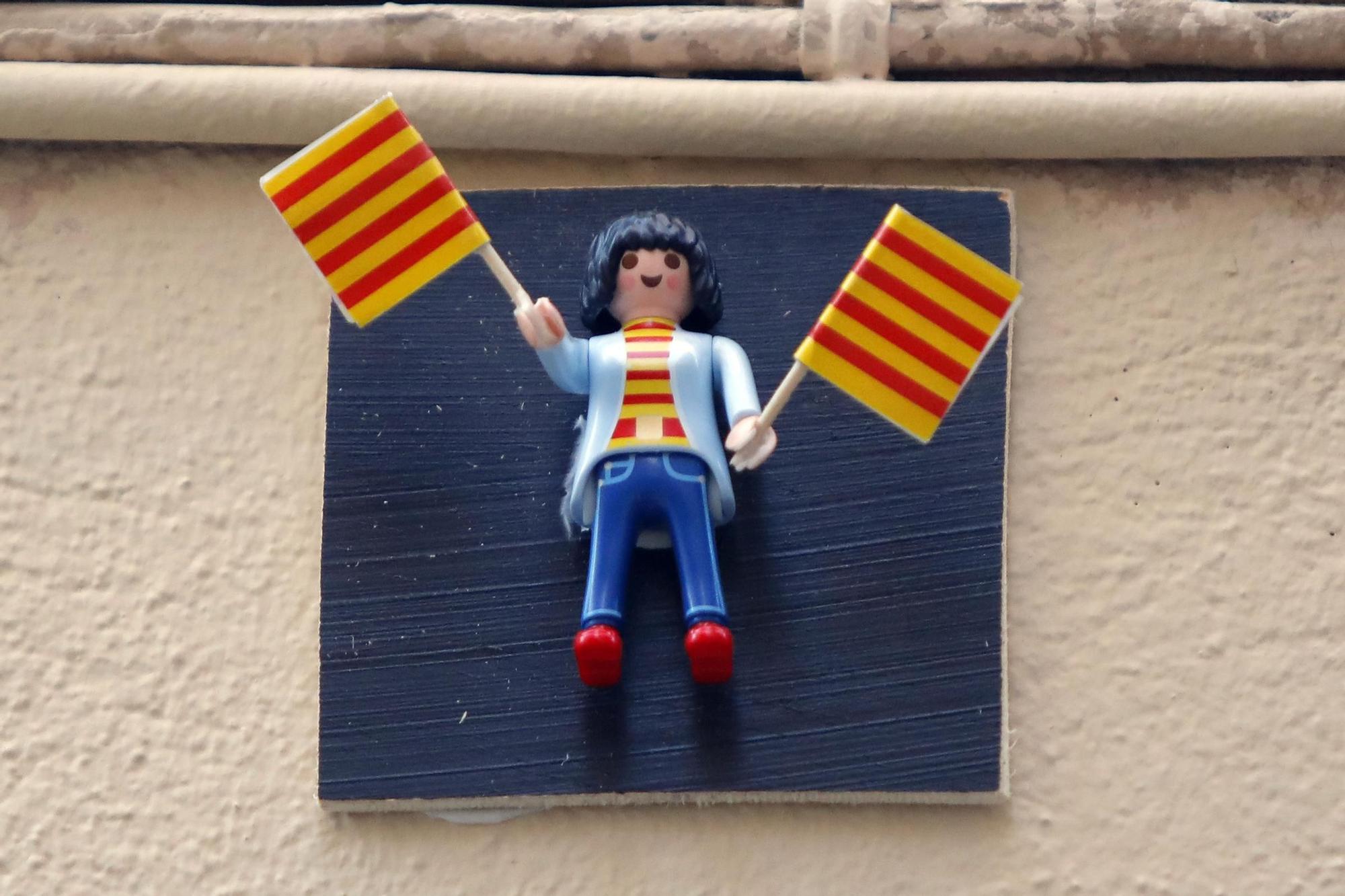 Figuras de Playmobil adornan las placas de calles en el centro de València