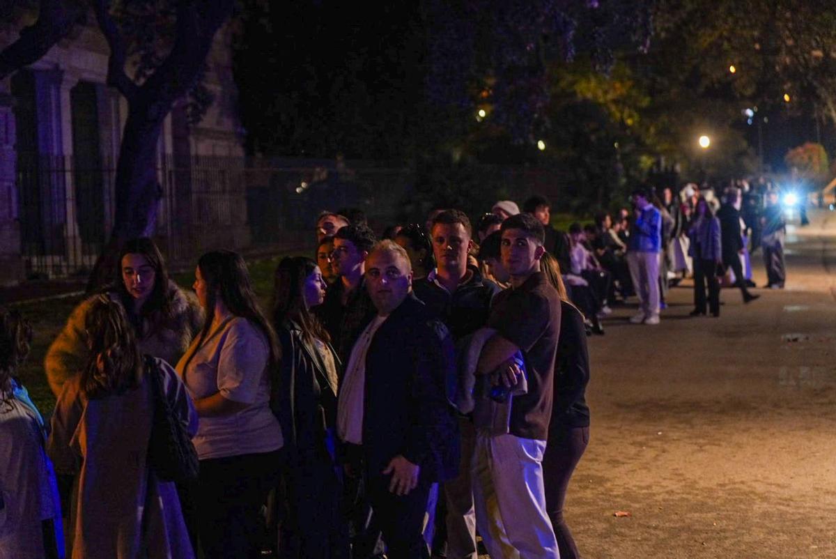 Los fans seleccionados de Rosalía esperan horas para el listening party en el MNAC, Barcelona