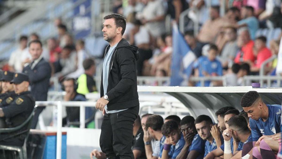 Guede, dirigiendo al Málaga CF en Tenerife.