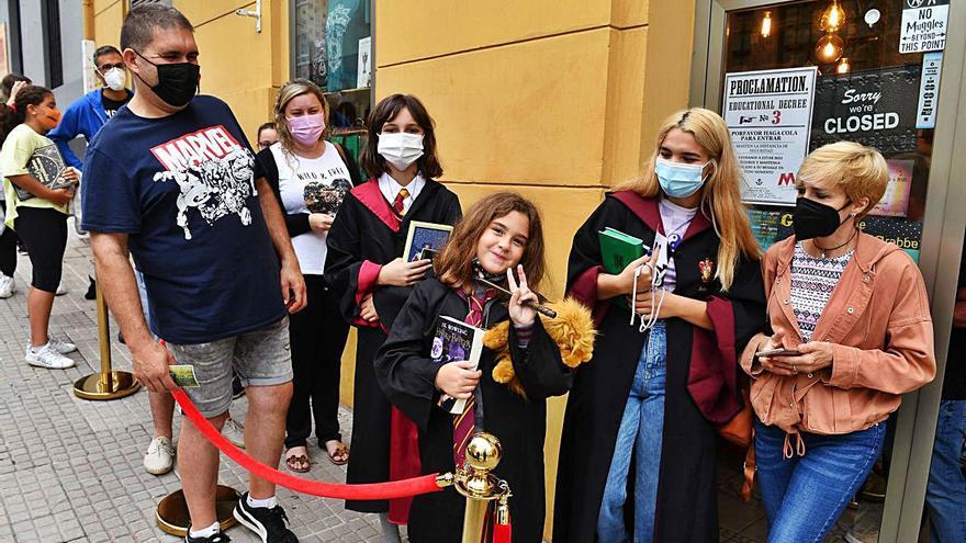 Aficionados de Harry Potter esperan para entrar en la tienda coruñesa.   | // VÍCTOR ECHAVE