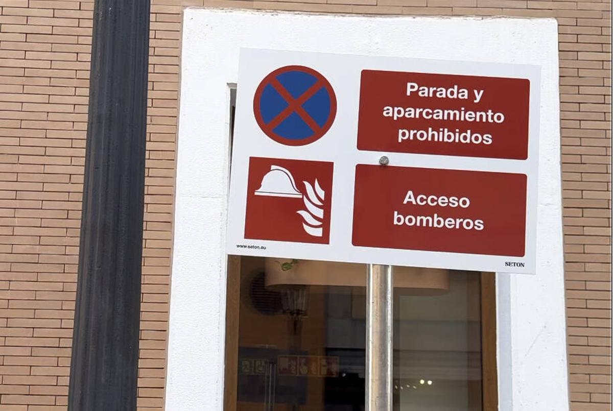 La señal irregular instalada por la propiedad y que ha sido retirada por la Policía Local de València