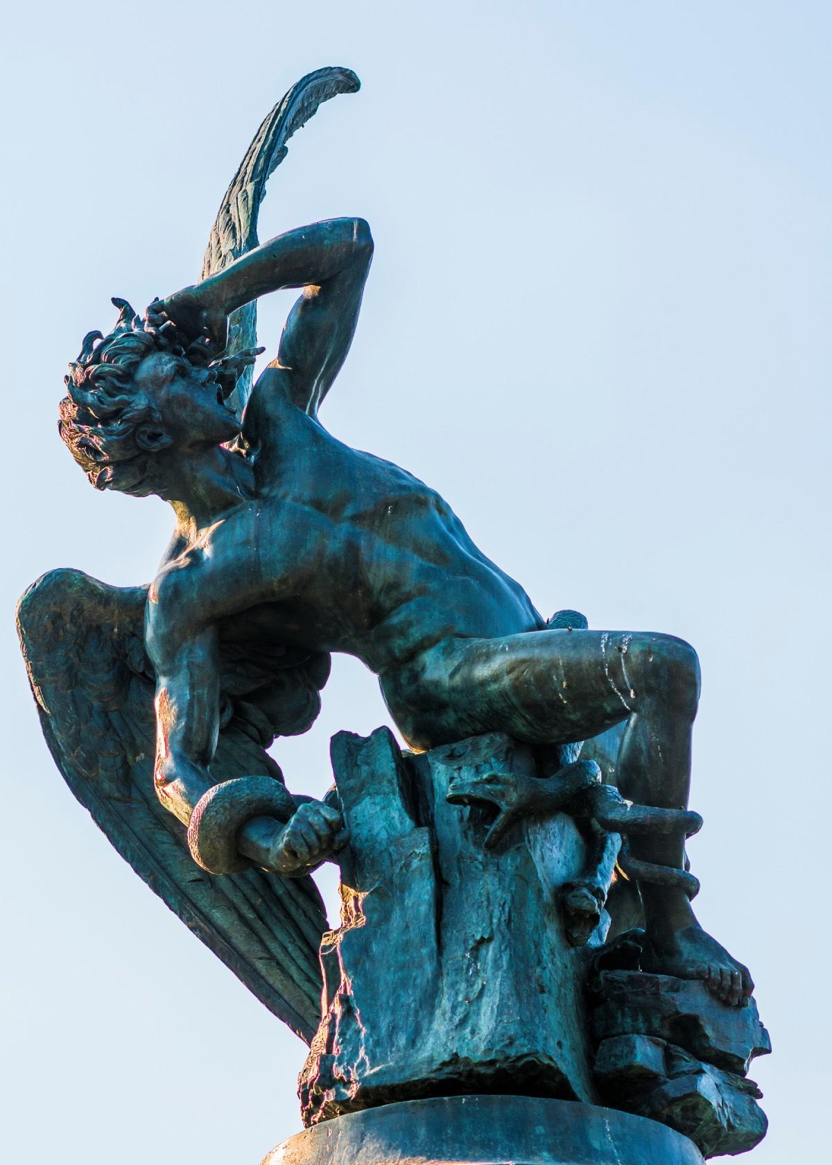 El Ángel Caído en el Parque del Retiro de Madrid