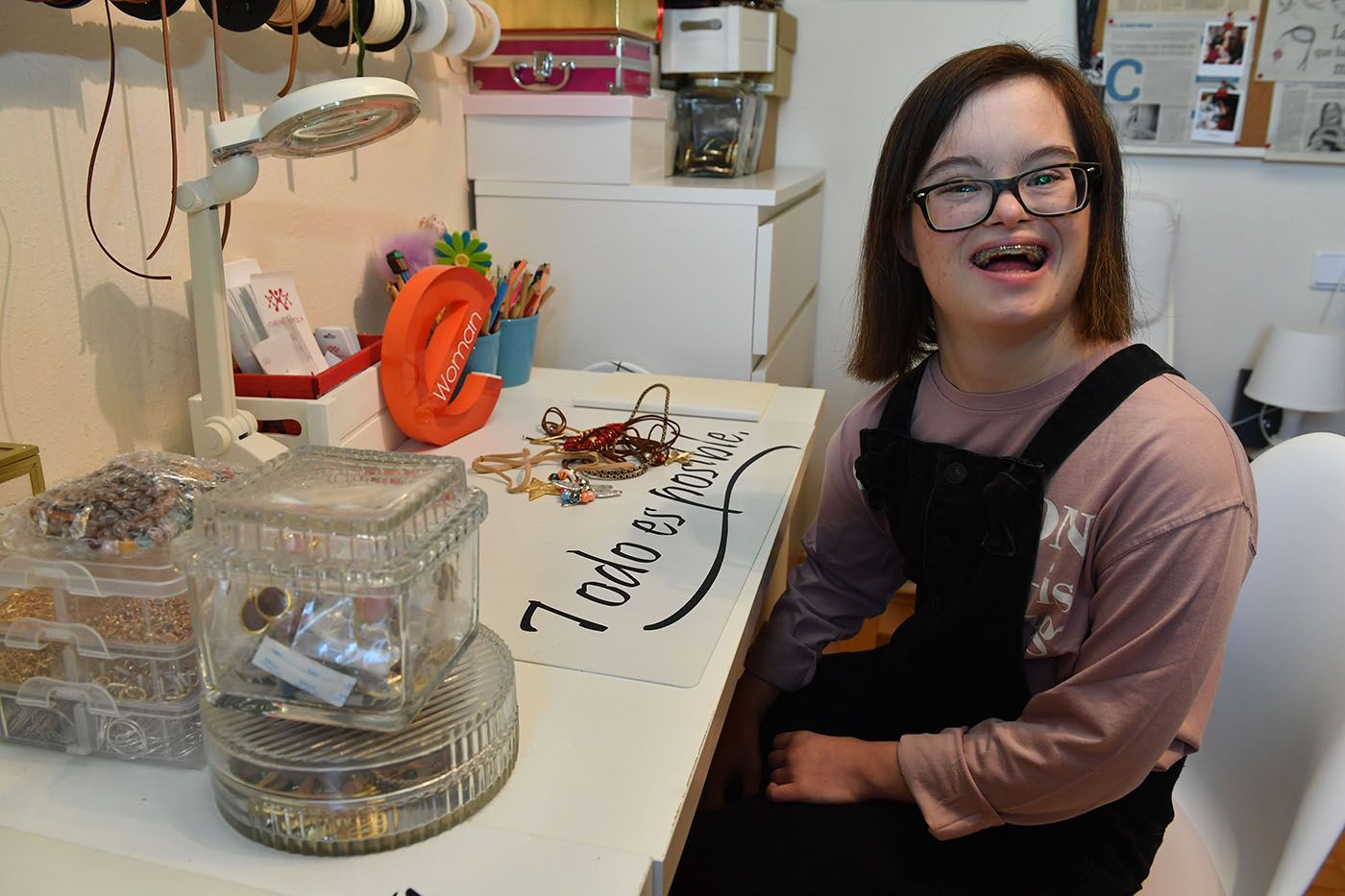 Carmen Álvarez, en el taller de joyería que tiene en su casa de A Coruña